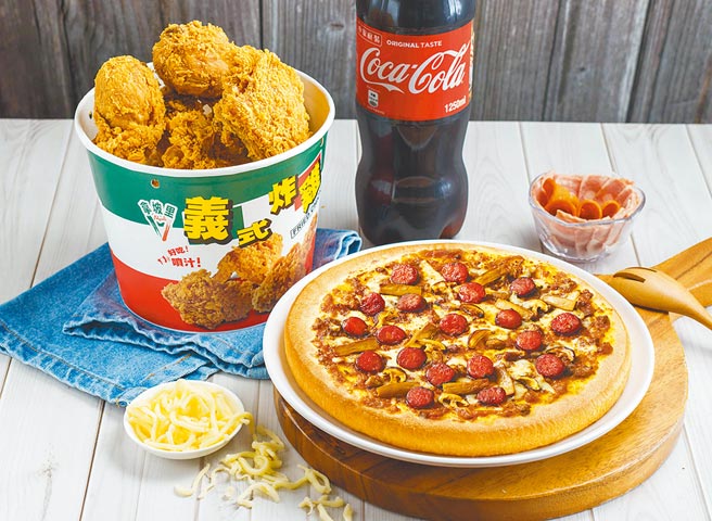 拿坡里×新东阳联名新品「三星葱香肠披萨」，大披萨外带原价329元、特价279元，小披萨外带原价229元、特价179元。（拿坡里提供）