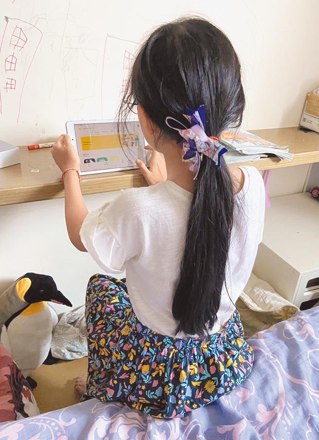 遠傳電信捐贈200台平板予花蓮偏鄉學童。（遠傳提供）