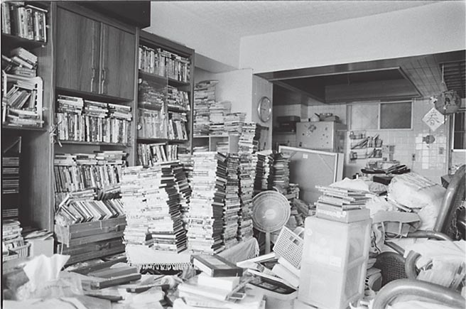 家中满满的影碟。（时报出版提供）