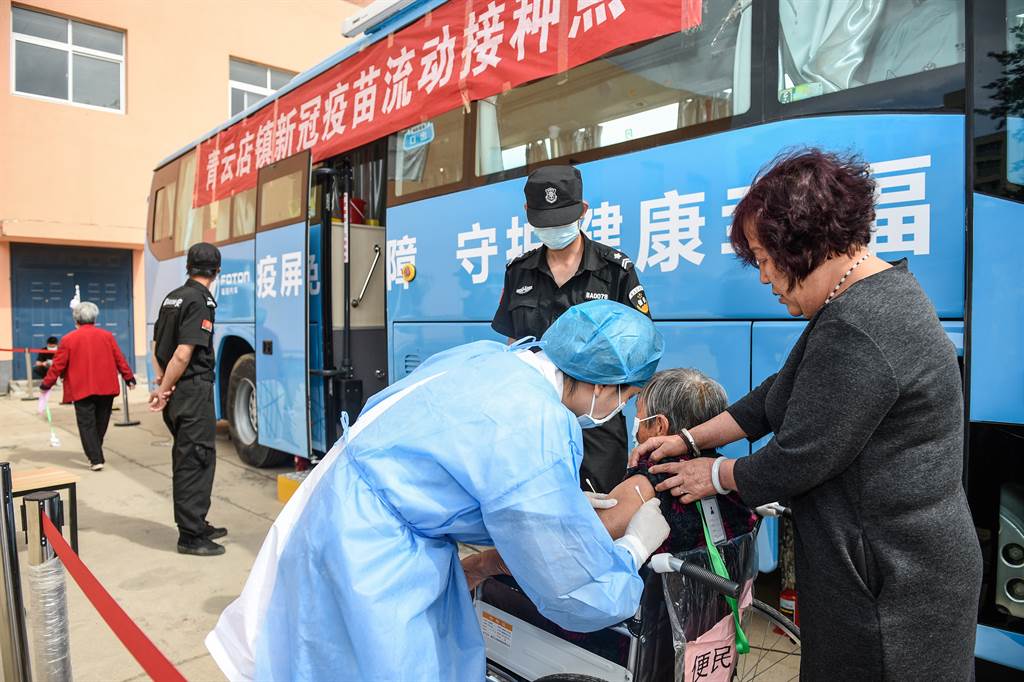 在北京，疫苗接种车甚至直接开到家门口，为老人家接种疫苗。图/新华社(photo:ChinaTimes)