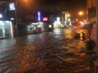 強降雨水溝宣洩不及 台南麻豆市區晚間淹大水