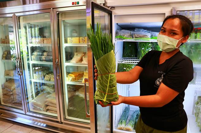 本土疫情大爆发，百业重创，但来义乡「部落蔬店」却订单接不完，实体店面业绩增4成、宅配增6成，近来还将推出蔬菜箱。（谢佳潾摄）