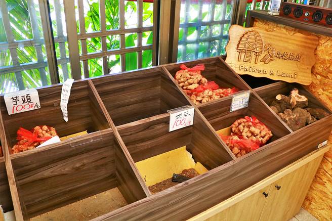 本土疫情大爆发，百业重创，但来义乡「部落蔬店」却订单接不完，实体店面业绩增4成、宅配增6成，近来还将推出蔬菜箱。（谢佳潾摄）