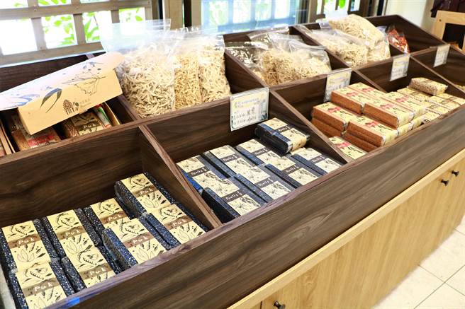 本土疫情大爆发，百业重创，但来义乡「部落蔬店」却订单接不完，实体店面业绩增4成、宅配增6成，近来还将推出蔬菜箱。（谢佳潾摄）