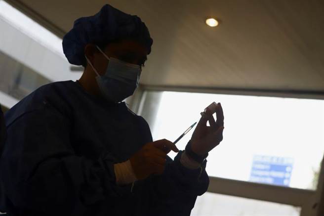 美國總統拜登3日宣布全球配送2019冠狀病毒疾病（COVID-19）疫苗的計畫後，美國國務院發言人今天指出，將運送100萬劑嬌生（J&J）單劑疫苗給韓國。(圖/路透社)