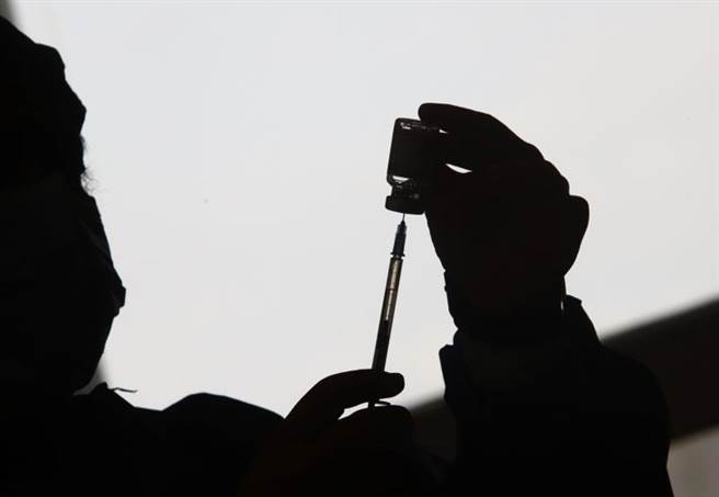 新加坡卫生部今天表示，当地私人医疗机构可在特别採用程序下，向政府申请提供中国科兴疫苗；不适合接种信使核糖酸（mRNA）疫苗的民眾，可到这些诊所免费接种科兴疫苗。(图/路透社)