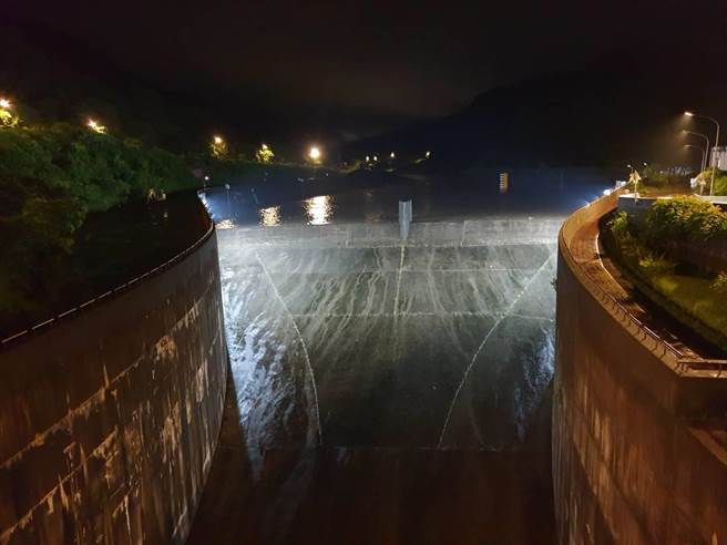 员山子于4日晚间11时20分结束分洪，分洪体积达122万立方公尺。（第十河川局提供／张颖齐基隆传真）