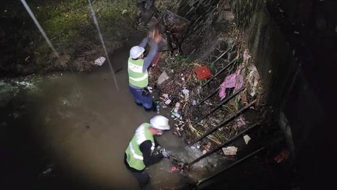 市議員許淑華PO出信義區西大排都是垃圾的照片。（圖／取自許淑華Hsu Shu-Hua臉書）