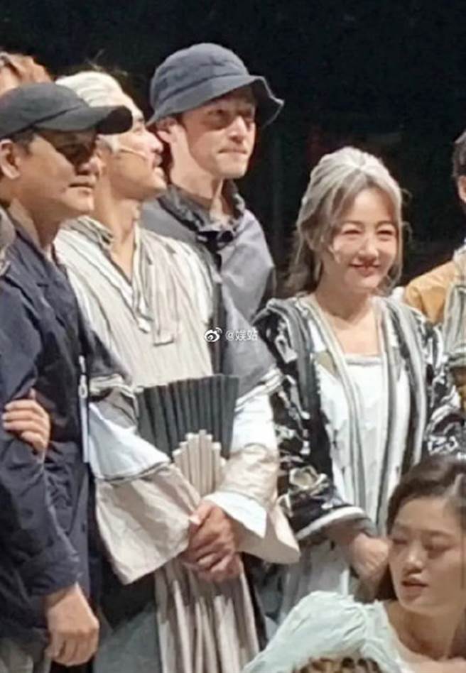 胡歌之後還上台跟薛佳凝合影。（圖／取自娛站微博）