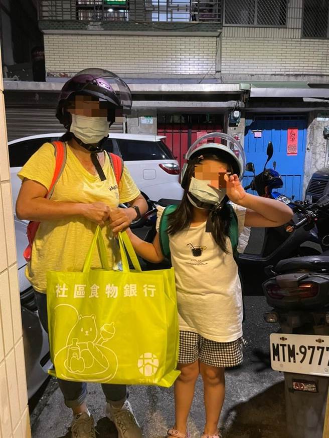 ▲疫情升级，学校停课，不少弱势家庭面临民生物资缺乏的情形，基督教芥菜种会发放防疫物资包，维护弱势生存的权利。(萧灵玺翻摄)