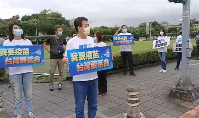 国民党团赴总统府高喊我要疫苗。(中时新闻网直播)