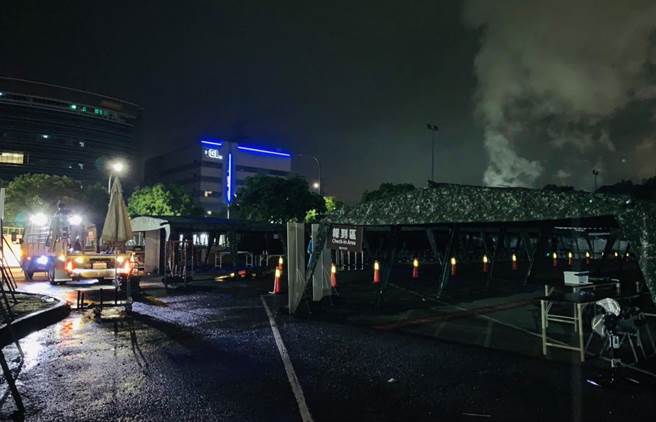 国军协助竹科搭设筛检站，不到半天全数完成。（翻摄林智坚脸书）