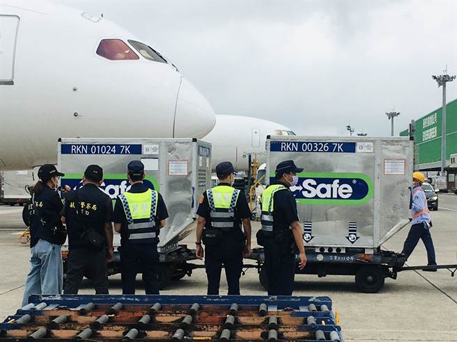 首批日本捐贈的AZ疫苗，6月4日下午2時抵達桃園機場，航警在場全程戒護。（圖／本報系資料照）