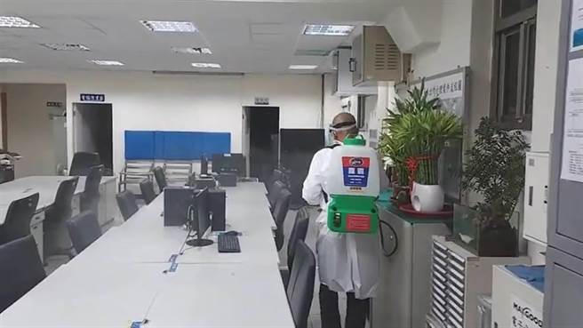 警方在延平所进行大消毒。（大同分局提供）