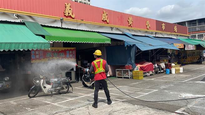 台中市环保局出动防疫消毒大队人员，4日已完成台中市共107处市场大清消，让市民安心购物。（台中市府提供／卢金足台中传真）