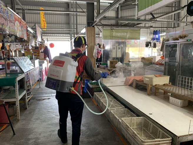 台中市环保局防疫消毒大队会针对人潮聚集场所执行消毒，民眾可上网透过环保局消毒地图查询隔天的消毒行程。（台中市府提供／卢金足台中传真）