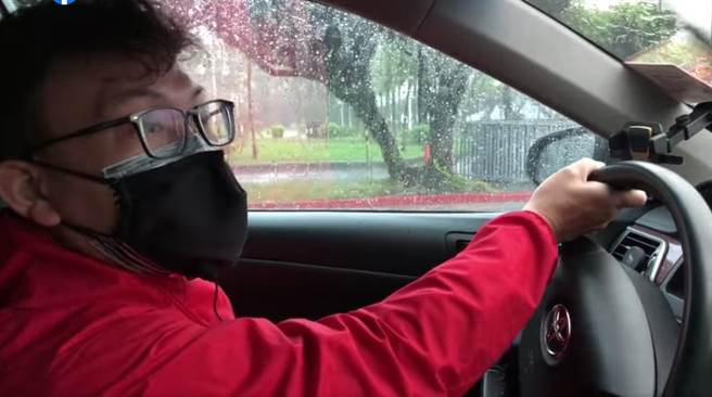 国民党立委郑正钤6月3日驾车在总统府前「按喇叭」，抗议蔡政府疫苗採购不力。（图／取自郑正钤脸书）