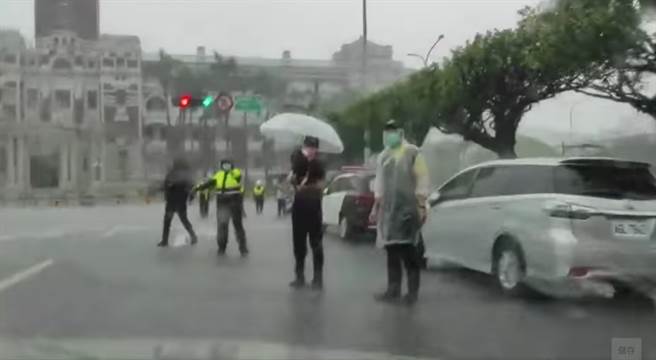 国民党立委郑正钤6月3日发起「『小英！给我疫苗』全民快闪活动」，现场出动警力管制。（图／取自郑正钤脸书）