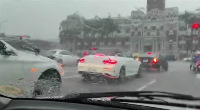 国民党立委郑正钤6月3日发起「『小英！给我疫苗』全民快闪活动」，图为响应者，现场喇叭声四起。（图／取自郑正钤脸书）