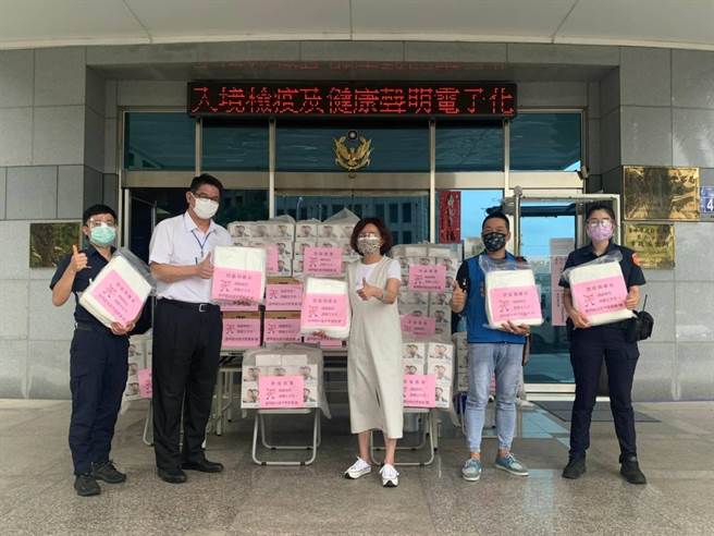 台中市议员黄馨慧与逢甲夜市自治会号召捐赠防疫物资挺警察弟兄，作为警方的后盾。（卢金足摄）