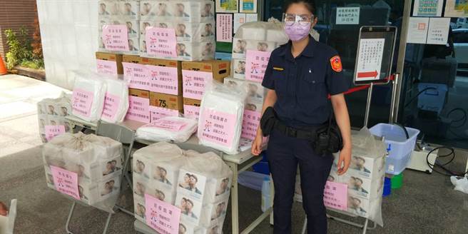 台中市议员黄馨慧与逢甲夜市自治会捐赠3项防疫法宝，包括防护面罩260个、防护衣50件及防疫酒精8箱。（卢金足摄）