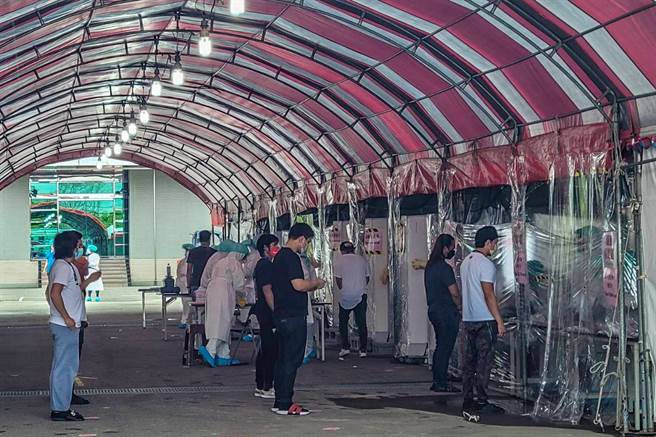 超丰电子厂5日为员工进行快筛。（读者提供／罗浚滨苗栗传真）