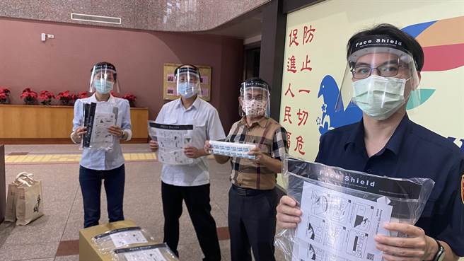 台中市警察局第四分局感謝黎明警友站長陳蓀裕，疫情嚴峻期間以實際行動，力挺贊助防疫裝備，提升第一線員警防疫能量。（民眾提供／盧金足台中傳真）