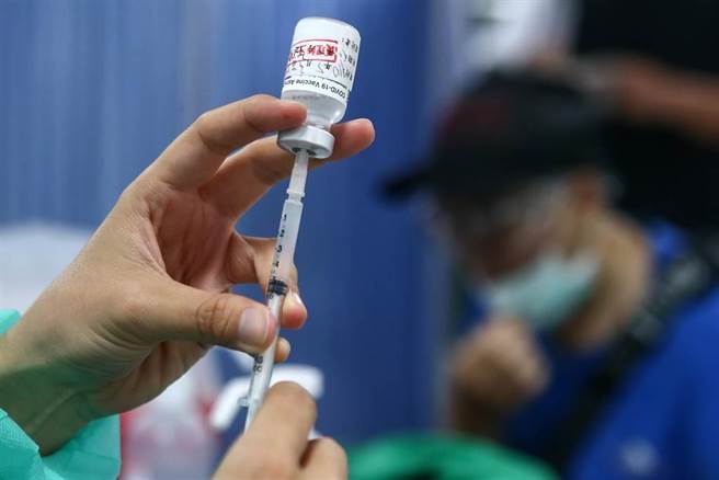 疫情嚴峻，醫護人員都接種疫苗。（示意圖／達志影像）