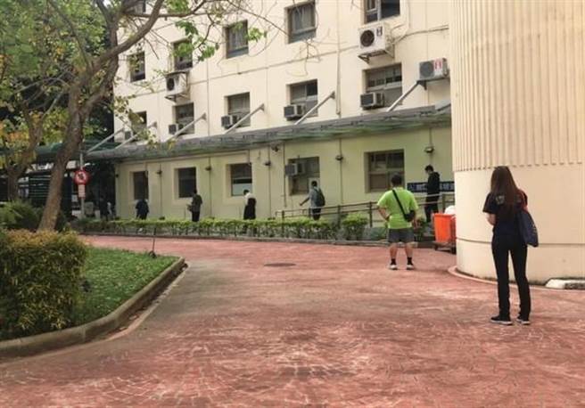 原po看到女友施打疫苗現場的「排很長」景象，瞬間鬆一口氣。（圖／翻攝自PTT）