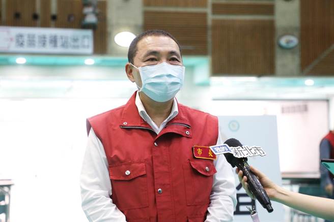 新北市長侯友宜5日前往五股工商展覽中心視察疫苗接種中心，下午3時召開記者會最新說明。（新北市新聞局提供）