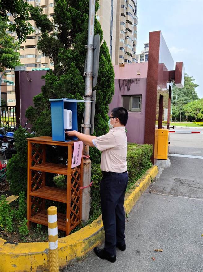 須住在替代役中心的役男每日都要配合體溫量測與酒精消毒。（北市府提供）