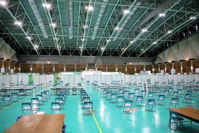 新北市长侯友宜今（5日）前往五股视察全市首座大型室内疫苗接种站。（新北市新闻局提供）