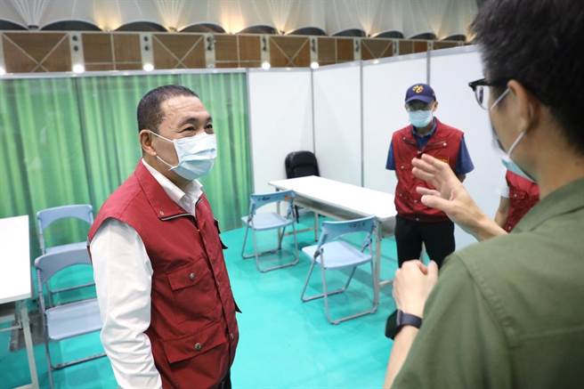 新北市长侯友宜今（5日）前往五股视察全市首座大型室内疫苗接种站。（新北市新闻局提供）