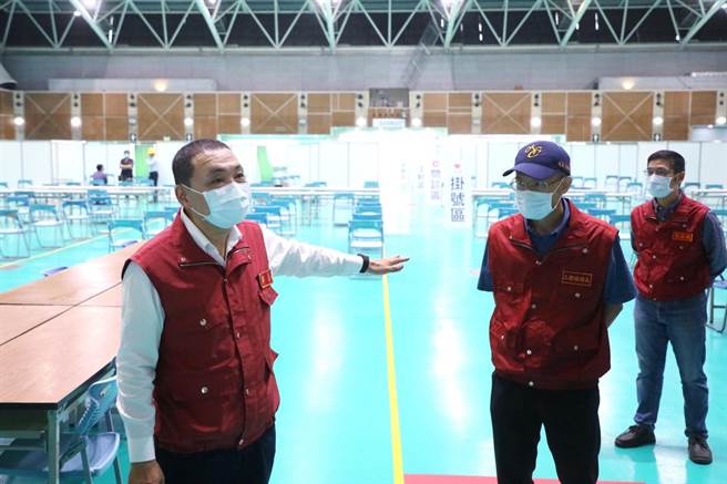 新北市长侯友宜今（5日）前往五股视察全市首座大型室内疫苗接种站。（新北市新闻局提供）