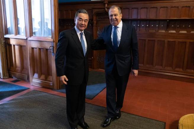 中俄外長很麻吉 王毅讚拉夫羅夫在國際場合主持公道。（中國外交部資料照）