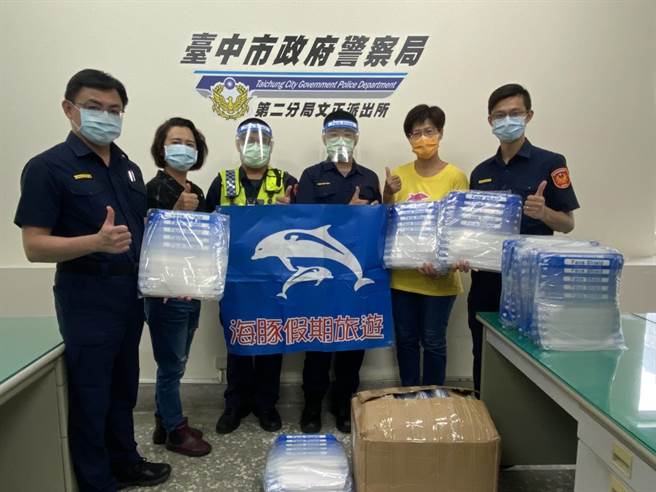 前柔道国手「海豚姊」李幸容（右2），在疫情严峻时刻，抛砖引玉，日前捐赠台中市警第二分局防护面罩500个。（台中市警第二分局提供／张妍溱台中传真）