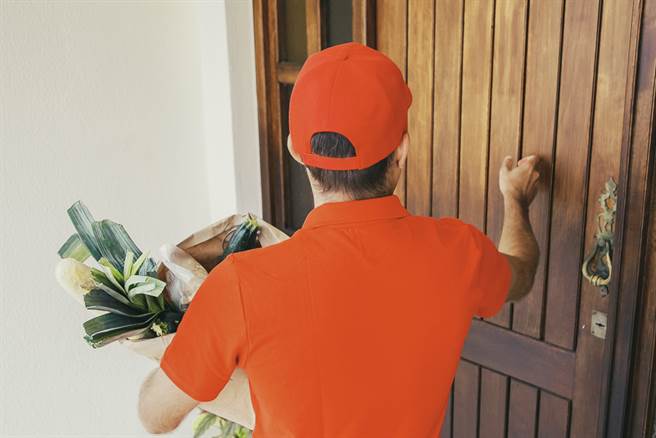 因疫情关系，货物运量爆棚，一名物流司机休假被叫回去上班，但却遇上客人的冷眼冷语，还被客人嫌脏。（示意图／Shutterstock）