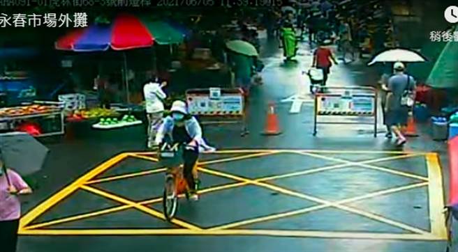 下雨天也有不少民眾逛永春市场，进进出出的人流不停。（图／翻摄自即时影像监测）