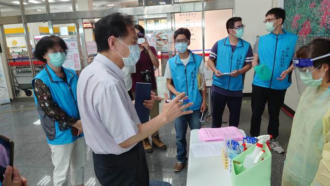 连江县长刘增应日前视察南竿机场入境快筛作业。（连江县政府提供／资料照）