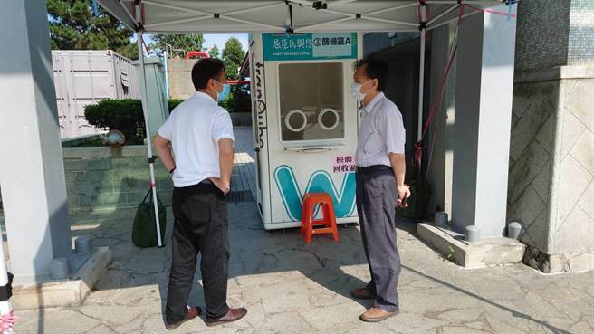 连江县长刘增应日前视察南竿机场入境快筛作业。（连江县政府提供／资料照）