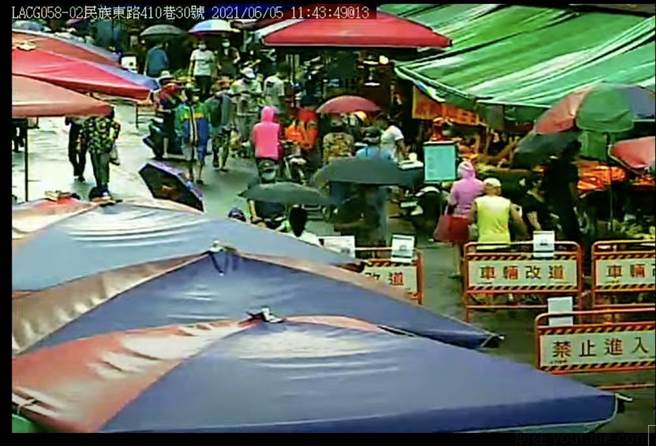 滨江市场外摊採买人潮没断过。（截图自市场即时影像）