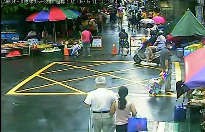 永春市场也陆续有民眾前往採购。（截图自市场即时影像）