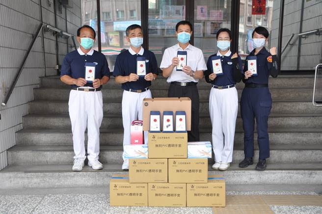 慈济功德会中区慈警会致赠台中市警第三分局3000双PVC手套及300双凉感袖套。（台中市警第三分局提供／张妍溱台中传真）