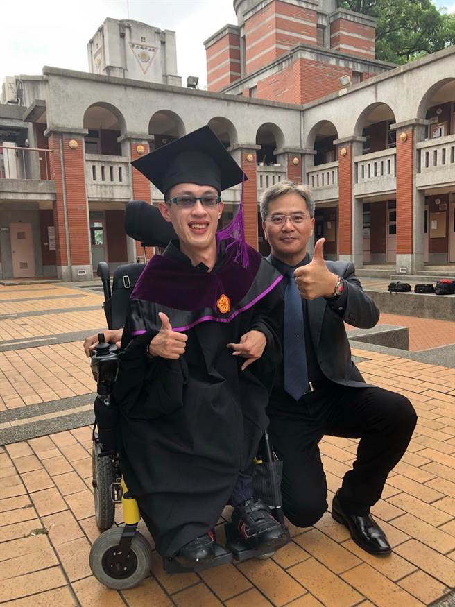 中興大學獲特殊優秀畢業生獎項肯定的國政所畢業生陳暐承（左）和指導老師廖舜右教授。（興大提供／盧金足台中傳真）