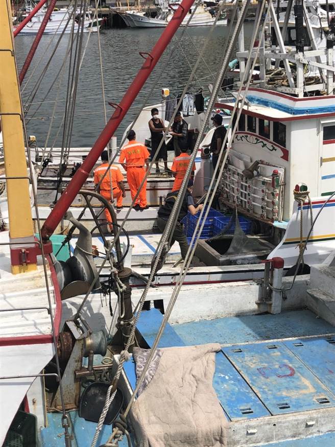 大量外籍渔船涌入梧栖渔港避风，农业局与相关单位共同办理防疫宣导活动。（农业局提供／陈淑娥台中传真）