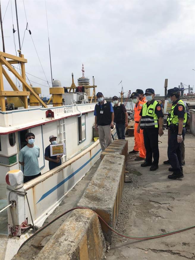大量外籍渔船涌入梧栖渔港避风，农业局与相关单位共同办理防疫宣导活动。（农业局提供／陈淑娥台中传真）