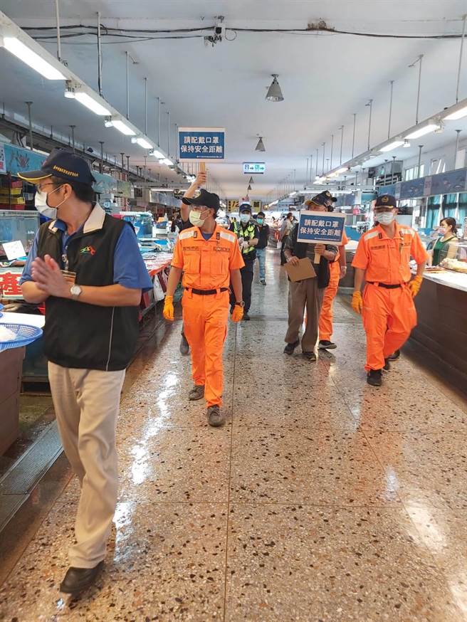 大量外籍渔船涌入梧栖渔港避风，农业局与相关单位共同办理防疫宣导活动。（农业局提供／陈淑娥台中传真）