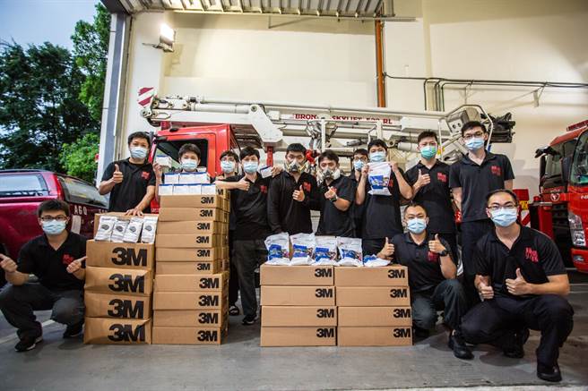 企业家林良智、讯连玩美教育基金会及葡眾企业小堡家族为保护消防人员于执行防疫救护勤务之安全，特别赠与第一线消防人员防毒面具。（第四大队提供）