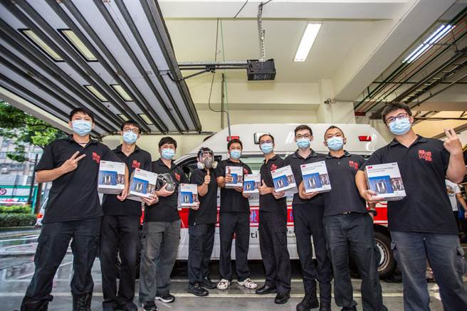 企业家林良智、讯连玩美教育基金会及葡眾企业小堡家族为保护消防人员于执行防疫救护勤务之安全，特别赠与第一线消防人员防毒面具。（第四大队提供）