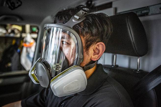 企业家林良智、讯连玩美教育基金会及葡眾企业小堡家族为保护消防人员于执行防疫救护勤务之安全，特别赠与第一线消防人员防毒面具。（第四大队提供）